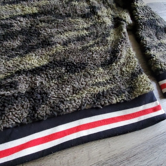 Fuzzy Camouflage Crew Neck - Picture 2 of 3